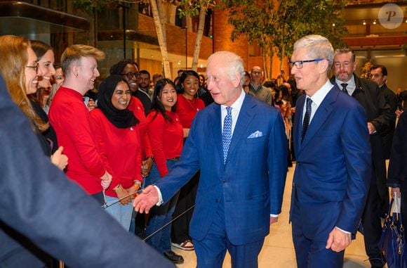 Le roi Charles III d'Angleterre en visite à l'Apple Store HQ à Battersea Power Station à Londres. Le 12 décembre 2024