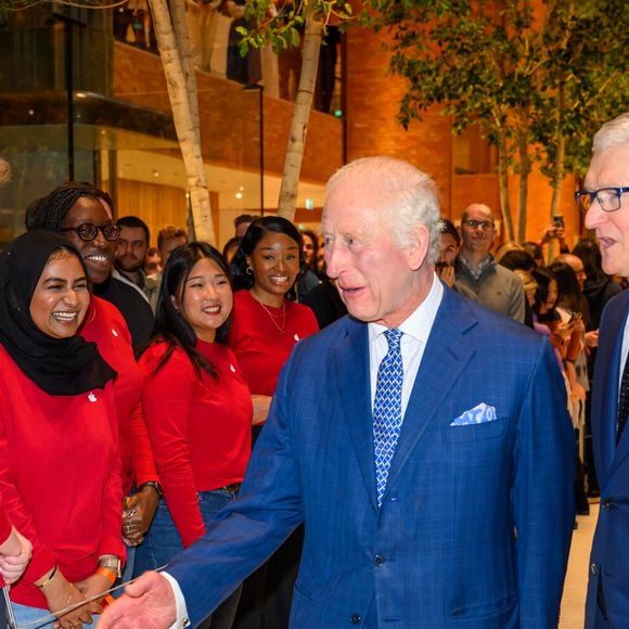 Le roi Charles III d'Angleterre en visite à l'Apple Store HQ à Battersea Power Station à Londres. Le 12 décembre 2024