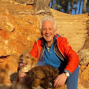 Il apprécie également beaucoup les balades dans la nature

Gérard Lenorman en balade avec son chien ©Instagram - Gérard Lenorman