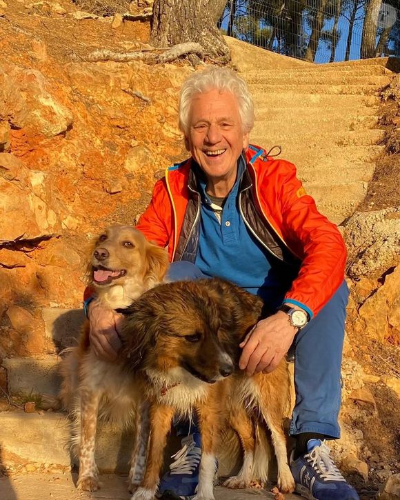 Il apprécie également beaucoup les balades dans la nature

Gérard Lenorman en balade avec son chien ©Instagram - Gérard Lenorman