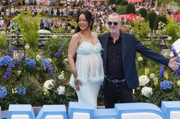 Robyn Rihanna Fenty et le réalisateur Chris Miller posent pour le photographe lors de la première mondiale du nouveau film 'De Smurfen/ Les Schtroumpfs, le 28 juin 2025 à Bruxelles, Belgique. Photo by ABACAPRESS.COM