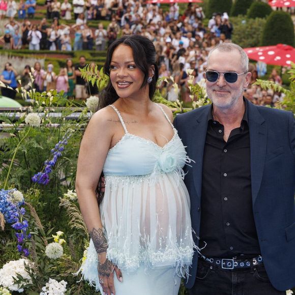 Robyn Rihanna Fenty et le réalisateur Chris Miller posent pour le photographe lors de la première mondiale du nouveau film 'De Smurfen/ Les Schtroumpfs, le 28 juin 2025 à Bruxelles, Belgique. Photo by ABACAPRESS.COM