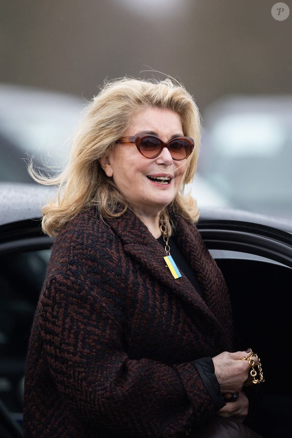 Catherine Deneuve - Les célébrités arrivent au défilé Loewe au château de de Vincennes lors de la mode femme automne / hiver 2024-2025 lors de la Fashion Week de Paris (PFW), le 1er mars 2024. Tiziano Da Silva - Pierre Perusseau / Bestimage