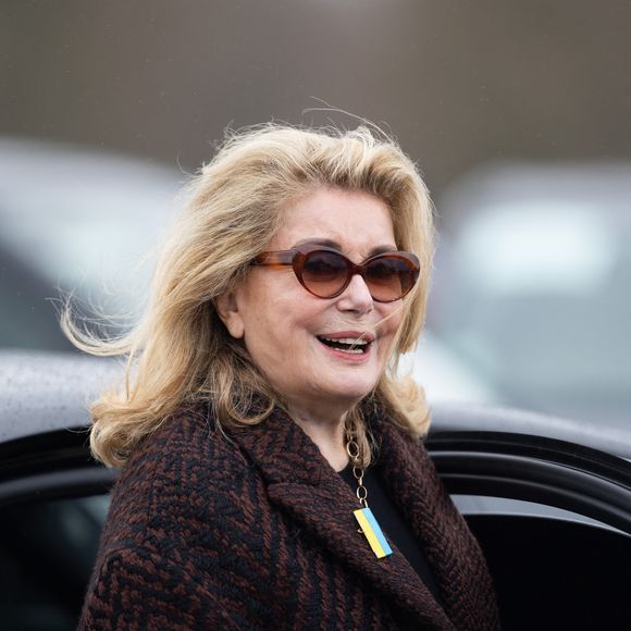 Catherine Deneuve - Les célébrités arrivent au défilé Loewe au château de de Vincennes lors de la mode femme automne / hiver 2024-2025 lors de la Fashion Week de Paris (PFW), le 1er mars 2024. Tiziano Da Silva - Pierre Perusseau / Bestimage