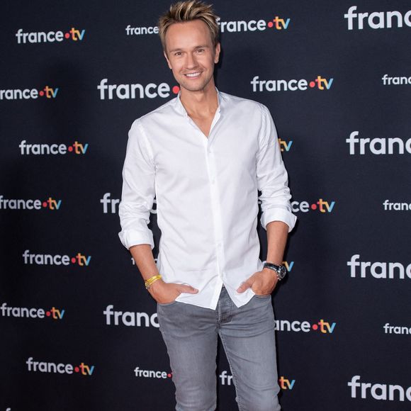 Une mamie dynamique, avec des petites habitudes, qui est une femme respectée des habitants d'Oraison. Une célébrité locale tout comme son petit-fils !

Cyril Féraud assiste à la Conférence de Presse de rentrée de France Télévisions à Paris, France le 11 Juillet 2023. Photo par Aurore Marechal/Abaca