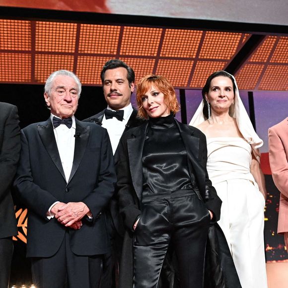 (G-R) Robert De Niro, Laurent Lafitte, Mylene Farmer et Juliette Binoche, présidente du jury, sur scène lors de la cérémonie d'ouverture du 78e Festival de Cannes au Palais du Festival le 13 mai 2025 à Cannes, France. Photo par David Niviere/ABACAPRESS.COM