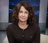 Au lieu d'avoir recours à la chirurgie, la comédienne privilégie une méthode mécanique indolore.

Exclusif - Valérie Lemercier, sur le plateau de "Clique", le 28 octobre 2025. 

© Jack Tribeca/Bestimage