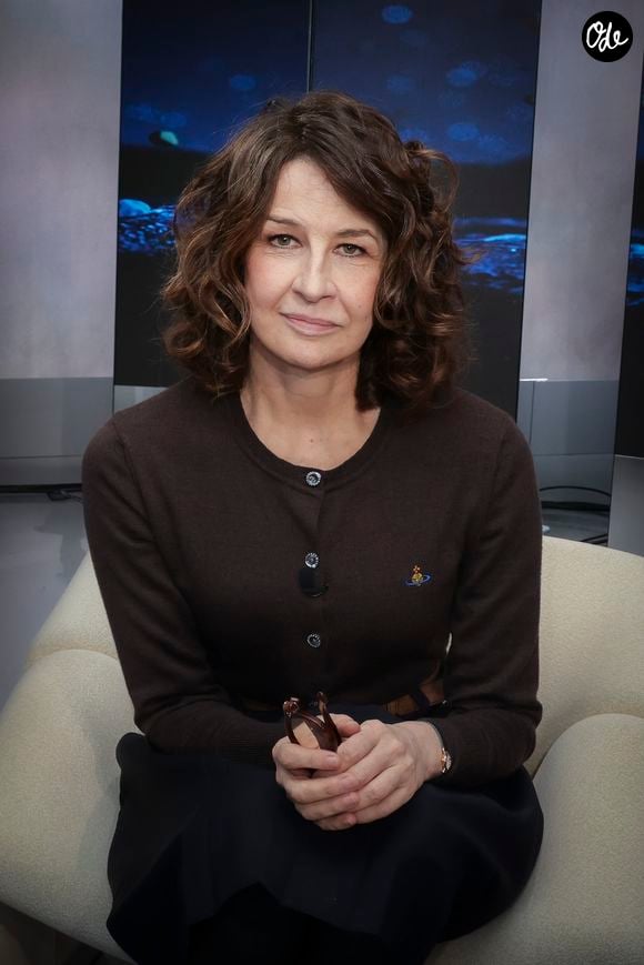 Au lieu d'avoir recours à la chirurgie, la comédienne privilégie une méthode mécanique indolore.

Exclusif - Valérie Lemercier, sur le plateau de "Clique", le 28 octobre 2025. 

© Jack Tribeca/Bestimage