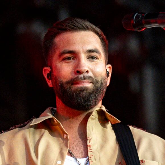 Kendji Girac, révélé dans The Voice, est devenu l’un des chanteurs français les plus populaires avec des titres comme « Color Gitano » et « Andalouse ».

Kendji Girac en concert lors du festival de musique du Printemps de Perouges au Chateau de Saint-Maurice-de-Remens. © Sandrine Thesillat / PsNewZ / Bestimage