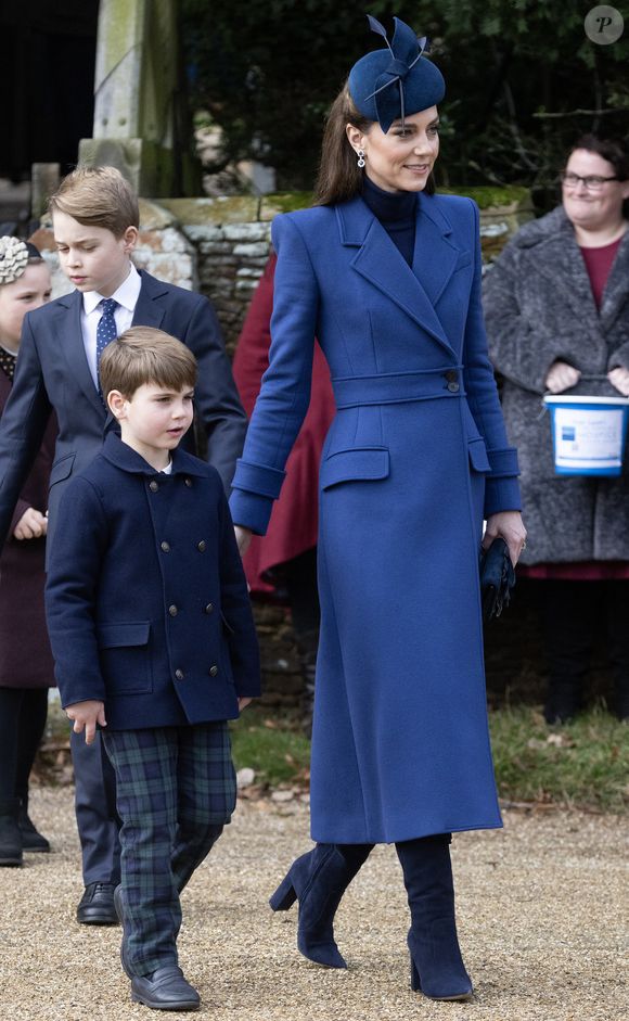 Info - Kate Middleton annonce avoir terminé son traitement de chimiothérapie - Info - Le prince Louis de Galles fête ses 6 ans - Info du 22/03/2024 - Kate Middleton annonce être atteinte d'un cancer et avoir entamé une chimiothérapie - Catherine (Kate) Middleton, princesse de Galles, le prince George de Galles et le prince Louis de Galles - Les membres de la famille royale britannique lors de la messe du matin de Noël en l'église St-Mary Magdalene à Sandringham, le 25 décembre 2023.
(left to right) Prince George, Prince Louis and the Princess of Wales attending the Christmas Day morning church service at St Mary Magdalene Church in Sandringham, Norfolk. Picture date: Monday December 25, 2023.