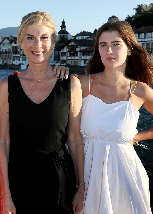 Michèle Laroque présidente du jury et également réalisatrice et actrice de son film " Brillantissime" pose avec sa mère Doina, sa fille Oriane Deschamps et sa chienne Emy qui jouent dans le film, durant le 4ème Festival International du film de Saint-Jean-De-Luz le 7 Octobre 2017.
© Patrick Bernard/Bestimage
