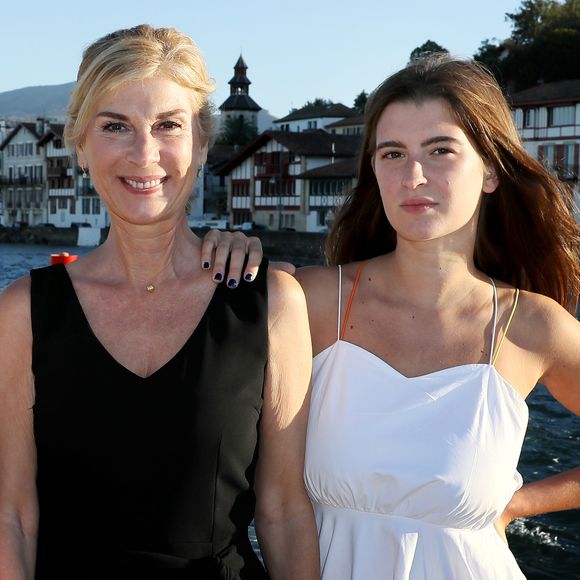 Michèle Laroque présidente du jury et également réalisatrice et actrice de son film " Brillantissime" pose avec sa mère Doina, sa fille Oriane Deschamps et sa chienne Emy qui jouent dans le film, durant le 4ème Festival International du film de Saint-Jean-De-Luz le 7 Octobre 2017.
© Patrick Bernard/Bestimage