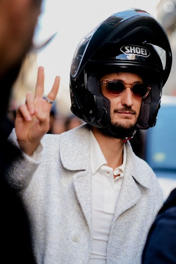 ... dans une vieille ferme perdue dans la forêt...

Street style, Pierre Niney arrivant au défilé Lacoste printemps-été 2025, qui s'est tenu rue du Faubourg Poissonnière, Paris, France, le 1er octobre 2024. Photo par Marie-Paola Bertrand-Hillion/ABACAPRESS.COM