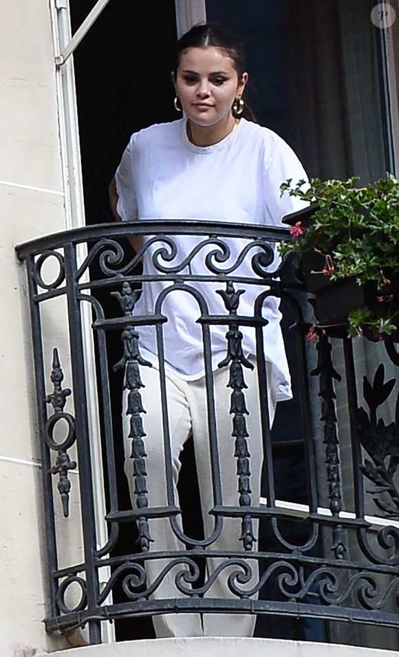 Exclusif - Selena Gomez salue ses fans depuis un balcon de l'hôtel Plaza Athénée, à Paris, France, le 25 Septembre 2023. @Bestimage