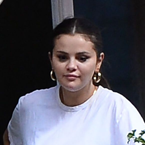 Exclusif - Selena Gomez salue ses fans depuis un balcon de l'hôtel Plaza Athénée, à Paris, France, le 25 Septembre 2023. @Bestimage