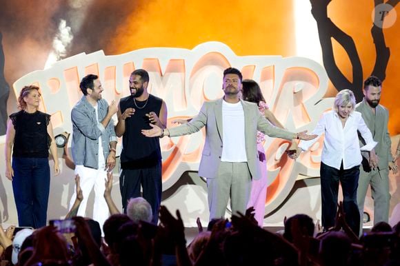 Le 27 juin 2025, la Pinède Gould de Juan-les-Pins a accueilli l'enregistrement de son grand festival estival baptisé "L'humour à la Plage". 

Exclusif - Kev Adams et ses invités pour le final de l'émission - Enregistrement de l'émission "L'humour à la plage" pour la 2eme édition du festival de Juan les Pins à la pinède Gould le 27 juin 2025. © Bruno Bebert / Bestimage