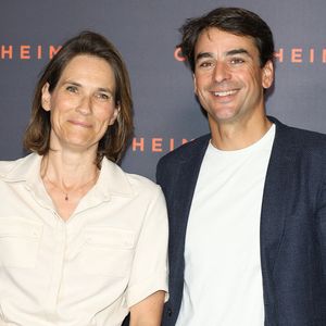 Pas tellement du genre à s'épancher sur ce pan de sa vie, Julian Bugier a ainsi surpris en se confiant longuement sur son coup de foudre pour sa compagne de 8 ans son aînée également journaliste, Claire Fournier.

Claire Fournier et son mari Julian Bugier - Première du film "Oppenheimer" au Grand Rex à Paris. © Coadic Guirec/Bestimage