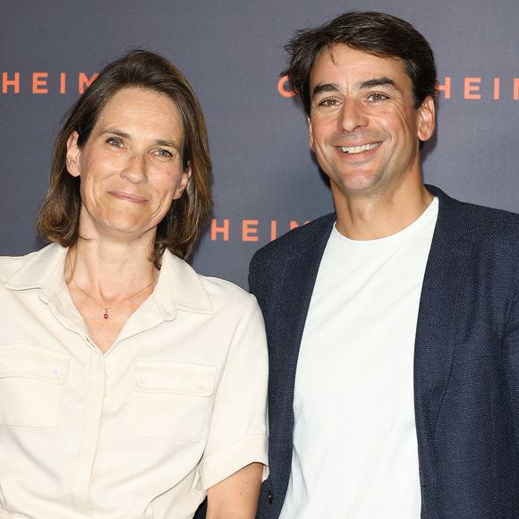 Pas tellement du genre à s'épancher sur ce pan de sa vie, Julian Bugier a ainsi surpris en se confiant longuement sur son coup de foudre pour sa compagne de 8 ans son aînée également journaliste, Claire Fournier.

Claire Fournier et son mari Julian Bugier - Première du film "Oppenheimer" au Grand Rex à Paris. © Coadic Guirec/Bestimage