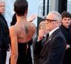Très complices, les amoureux échangent regards tendres et gestes affectueux face à la caméra.

Vincent Cassel et sa compagne Narah Baptista - Montée des marches du film " Histoires parallèles " lors du 79ème Festival International du Film de Cannes, le 14 mai 2026. © Jacovides-Moreau / Bestimage