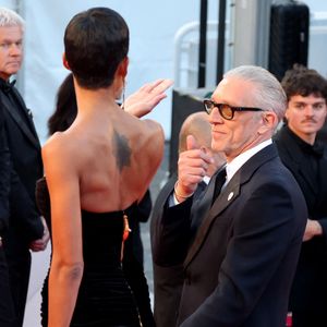 Très complices, les amoureux échangent regards tendres et gestes affectueux face à la caméra.

Vincent Cassel et sa compagne Narah Baptista - Montée des marches du film " Histoires parallèles " lors du 79ème Festival International du Film de Cannes, le 14 mai 2026. © Jacovides-Moreau / Bestimage