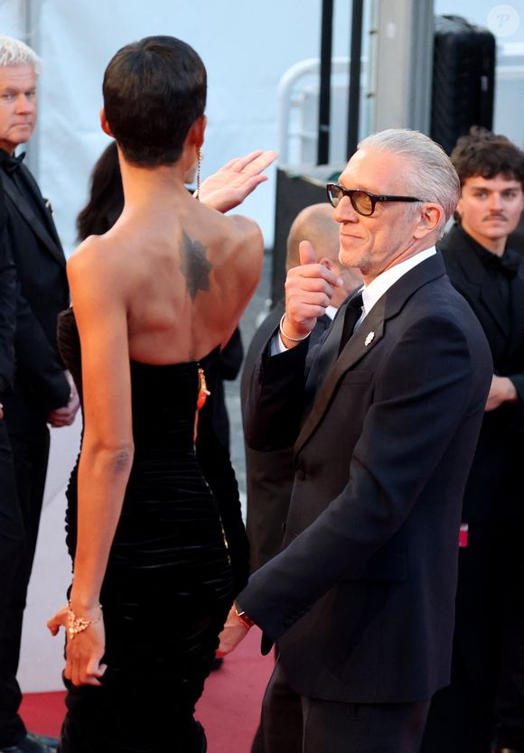 Très complices, les amoureux échangent regards tendres et gestes affectueux face à la caméra.

Vincent Cassel et sa compagne Narah Baptista - Montée des marches du film " Histoires parallèles " lors du 79ème Festival International du Film de Cannes, le 14 mai 2026. © Jacovides-Moreau / Bestimage
