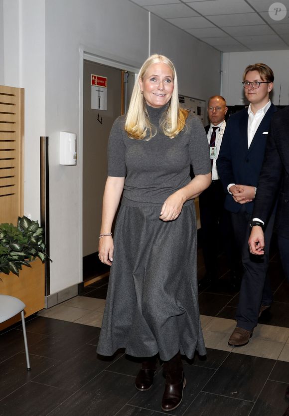 Les médecins estiment désormais qu’elle aura besoin d’une greffe de poumons.

La princesse Mette Marit de Norvège, le prince Sverre Magnus de Norvège en visite dans une maison de retraite à Oslo le 17 décembre 2025.

Action Press / Bestimage