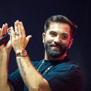 Il s'agit de Kendji Girac !

Kendji Girac - Les artistes se produisent lors du concert "Scoop Live" de Radio Scoop à la LDLC Arena de Décines près de Lyon, le 25 février 2025. © Sandrine Thesillat / PsnewZ / Bestimage