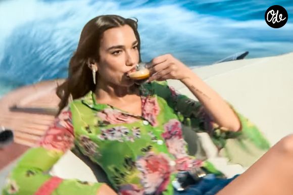 La star de la pop Dua Lipa est devenue la nouvelle égérie de la marque de capsules de café Nespresso, avec un clin d'œil à George Clooney, également ambassadeur de la marque. © Nespresso via Bestimage