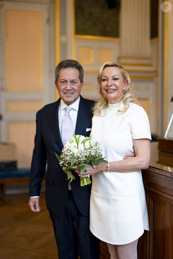 La cérémonie s'est déroulée à la mairie du 16ème arrondissement de Paris, deux mois seulement après leur rencontre.

Georges Fenech et Amélie Leperre-Dimeglio - Mariage civil de Georges Fenech et Amélie Leperre-Dimeglio à la mairie du 16ème arrondissement de Paris.
© Pierre Perusseau / Bestimage