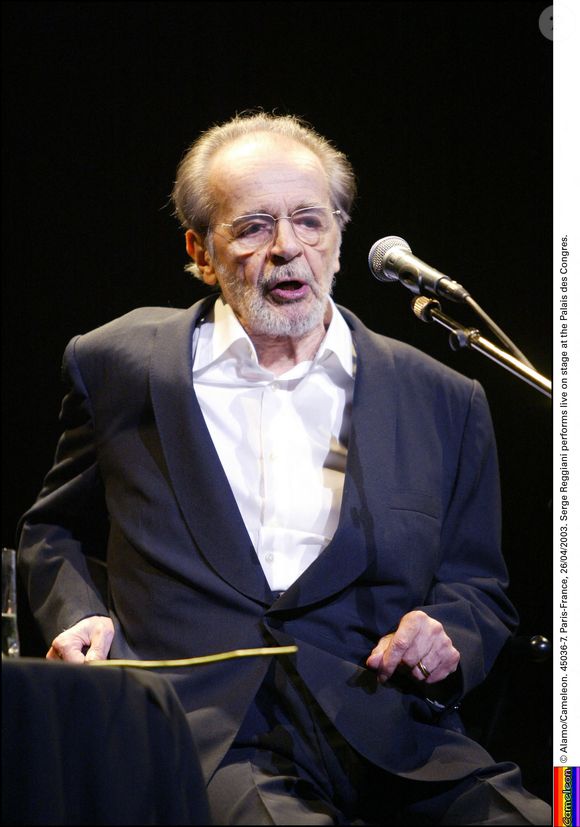 Le 26 avril 2003 à Paris, Serge Reggiani se produit sur la scène du Palais des Congrès. ©Alamo/Caméléon