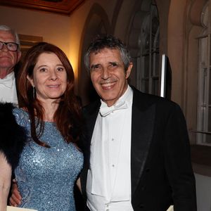 Julien Clerc et sa compagne Hélène Grémillon arrivent au banquet d'état au Guildhall à Londres en marge de la visite du couple présidentiel français au Royaume Uni le 9 juillet 2025. © Dominique Jacovides / Bestimage