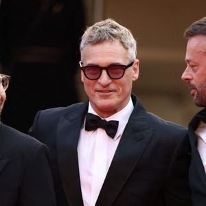 Ari Aster, Joaquin Phoenix, Lars Knudsen et Pedro Pascal assistent à la projection d'Eddington d'Ari Aster à Cannes, France, le 16 mai 2025, dans le cadre du 78ème Festival de Cannes. Photo par Jerome Domine/ABACAPRESS.COM