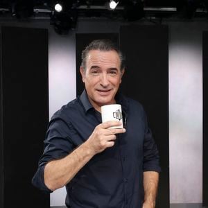 Exclusif - Jean Dujardin, sur le plateau de Clique présenté par M.Achour, et diffusé sur Canal + le 27 octobre 2025, à Paris, France, le 21 octobre 2025. © Jack Tribeca/Bestimage