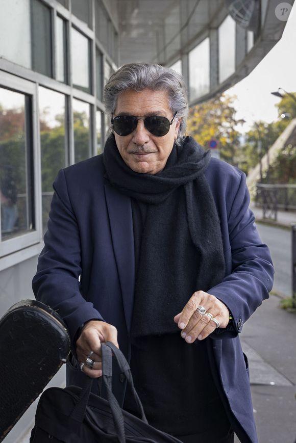 "Le moindre petit bobo, je vais chez mon médecin. Si je dois passer une radio, je passe une radio pour être sûr que ça ne va pas s'amplifier et que ça va se guérir directement. Tout simplement".

Exclusif - Frédéric François - Arrivées des personnalités à l'enregistrement de l'émission "Vivement dimanche", diffusée le 9 novembre 2025, aux studios Rive Gauche à Paris le 1er octobre 2025. © Vincenzo Arnone/Bestimage