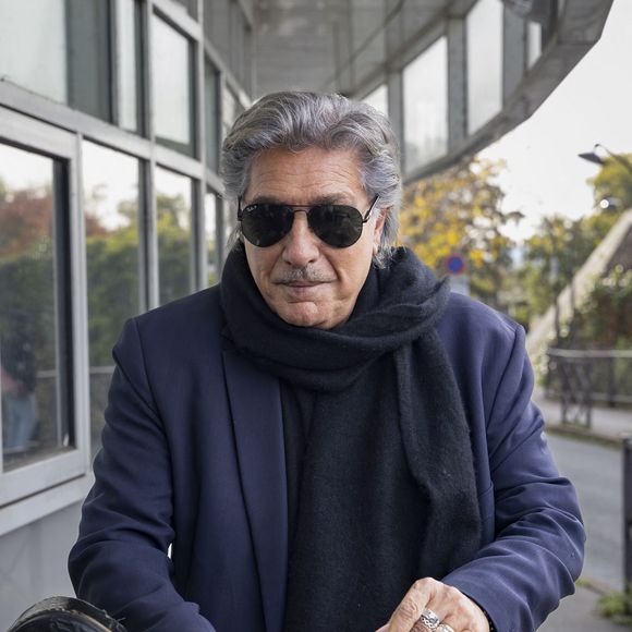 "Le moindre petit bobo, je vais chez mon médecin. Si je dois passer une radio, je passe une radio pour être sûr que ça ne va pas s'amplifier et que ça va se guérir directement. Tout simplement".

Exclusif - Frédéric François - Arrivées des personnalités à l'enregistrement de l'émission "Vivement dimanche", diffusée le 9 novembre 2025, aux studios Rive Gauche à Paris le 1er octobre 2025. © Vincenzo Arnone/Bestimage