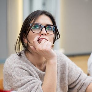 Le public a réservé un accueil chaleureux aux élèves, contrastant avec certaines polémiques passées.

Lucie Bernardoni participe au festival du livre 'Des Livres, Des Artistes' à la Maison de la Chimie le 01 décembre 2024 à Paris, France. Photo par Nasser Berzane - Abaca