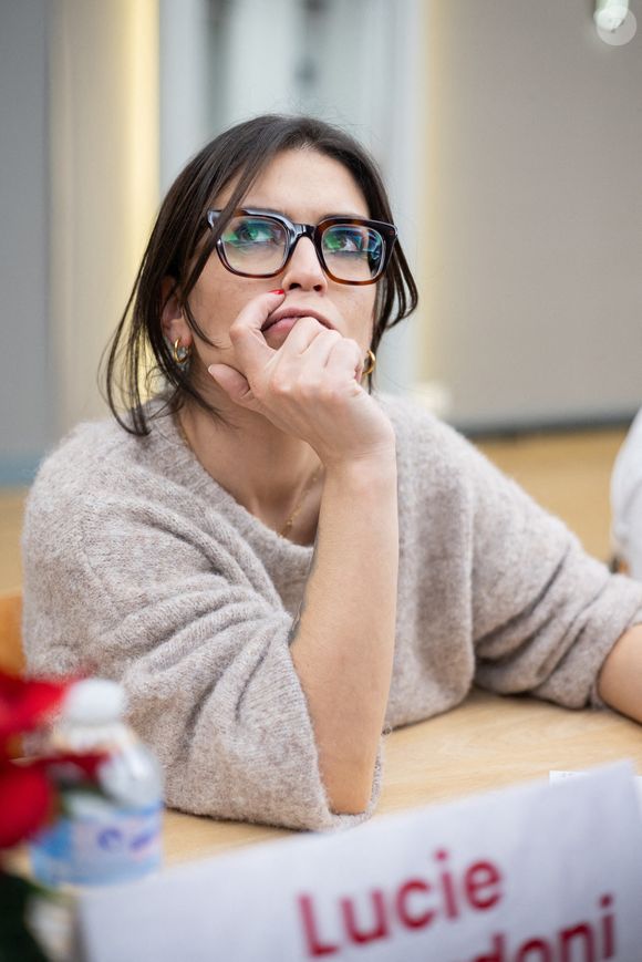 Le public a réservé un accueil chaleureux aux élèves, contrastant avec certaines polémiques passées.

Lucie Bernardoni participe au festival du livre 'Des Livres, Des Artistes' à la Maison de la Chimie le 01 décembre 2024 à Paris, France. Photo par Nasser Berzane - Abaca
