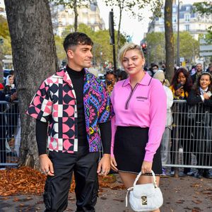 Louane Emera et son compagnon Florian Rossi arrivent au défilé de mode Miu Miu lors de la Fashion Week printemps/été 2022 à Paris, France, le 5 octobre 2021. © Veeren Ramsamy-Christophe Clovis/Bestimage