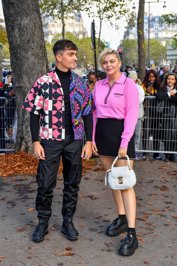 Louane Emera et son compagnon Florian Rossi arrivent au défilé de mode Miu Miu lors de la Fashion Week printemps/été 2022 à Paris, France, le 5 octobre 2021. © Veeren Ramsamy-Christophe Clovis/Bestimage