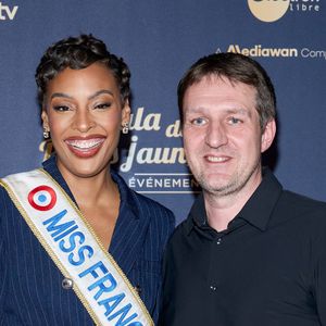 Frédéric Gilbert, président du comité Miss France, est intervenu après la polémique autour de Miss Provence et Miss Aquitaine.

Angélique Angarni-Filopon, miss France 2025, Frédéric Gilbert, Président de la Société Miss France au photocall du "Gala des pièces jaunes, le concert événement" à La Défense Arena à Nanterre. 

© Jacovides / Moreau / Bestimage