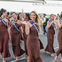 Avant la cérémonie Miss France 2026, c'est la fête en Martinique ! Les 30 candidates divines en robe marron d'une marque pas choisie au hasard