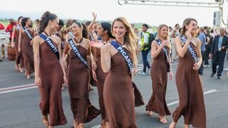 Avant la cérémonie Miss France 2026, c'est la fête en Martinique ! Les 30 candidates divines en robe marron d'une marque pas choisie au hasard