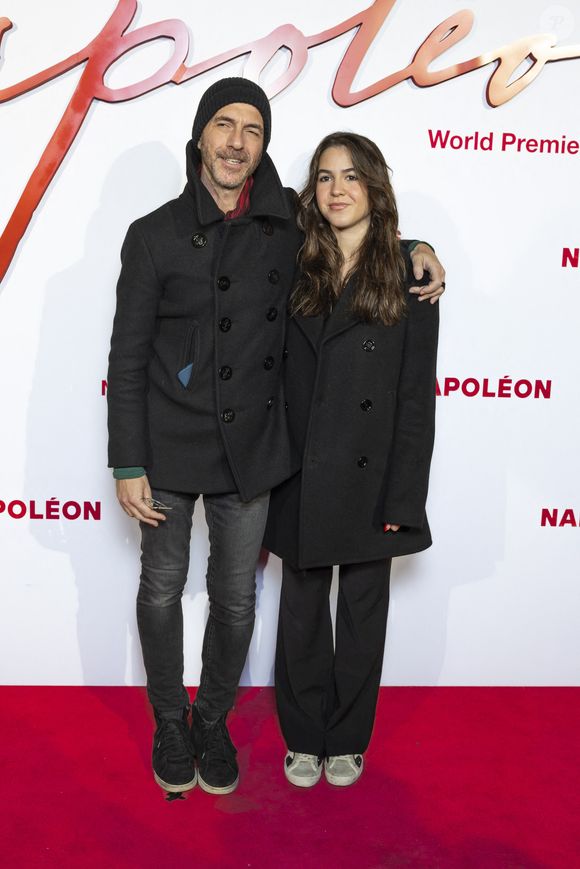 Ce n’est d’ailleurs pas la première fois que Calogero partage un projet musical avec sa fille aînée.

Calogero avec sa fille Nina - Avant-première mondiale du film "Napoléon" à la Salle Pleyel à Paris le 14 novembre 2023. © Olivier Borde / Bestimage