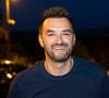 C’est chez lui, à Saint-Tropez, que Cyril Lignac a vécu de jolis moments en famille qu’il a bien voulu partager avec sa communauté ce dimanche 9 août 2026.  Dans la première vidéo partagée, nous pouvons voir le petit Léo en train de feuilleter l’un de ses livres.

Exclusif - Cyril Lignac vient apporter le gâteau pour le 40ème anniversaire du festival - Christophe Maé, à l'occasion de sa tournée "Carnet de voyage", en concert au Théâtre de verdure lors du 40ème Festival de Ramatuelle. Le 1er août 2024 © Cyril Bruneau / Festival de Ramatuelle / Bestimage