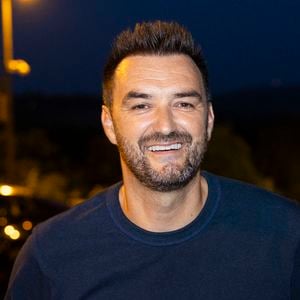 C’est chez lui, à Saint-Tropez, que Cyril Lignac a vécu de jolis moments en famille qu’il a bien voulu partager avec sa communauté ce dimanche 9 août 2026.  Dans la première vidéo partagée, nous pouvons voir le petit Léo en train de feuilleter l’un de ses livres.

Exclusif - Cyril Lignac vient apporter le gâteau pour le 40ème anniversaire du festival - Christophe Maé, à l'occasion de sa tournée "Carnet de voyage", en concert au Théâtre de verdure lors du 40ème Festival de Ramatuelle. Le 1er août 2024 © Cyril Bruneau / Festival de Ramatuelle / Bestimage