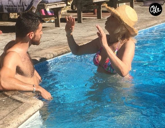 Exclusif - Après 5 mois au théâtre et un tournage de film (5 semaines à Rome pour "Metti una Notte"de Cosimo Messeri avec Cristiana Capotondi), Amanda Lear se repose avec son compagnon Matthieu en Provence. Piscine,repos et longues siestes avant de reprendre la pièce "La Candidate" au théâtre de la Michodière tout l'hiver et d'entamer la promotion du nouvel album "Let me Entertain you" chez Universal. Le 5 août 2016.