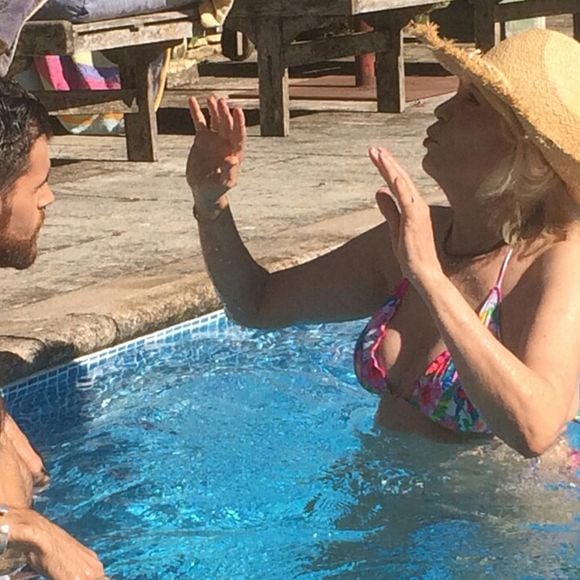 Exclusif - Après 5 mois au théâtre et un tournage de film (5 semaines à Rome pour "Metti una Notte"de Cosimo Messeri avec Cristiana Capotondi), Amanda Lear se repose avec son compagnon Matthieu en Provence. Piscine,repos et longues siestes avant de reprendre la pièce "La Candidate" au théâtre de la Michodière tout l'hiver et d'entamer la promotion du nouvel album "Let me Entertain you" chez Universal. Le 5 août 2016.