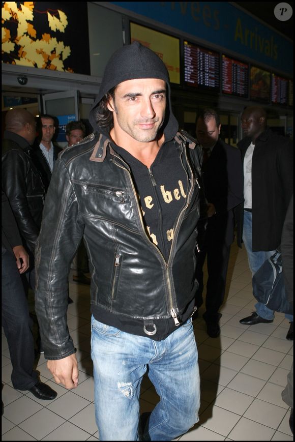 "Je vis un enfer", a-t-il avoué face caméra sur Instagram. 

Grégory Basso - Arrivées des personnalités de "La ferme célébrités" à l'aéroport de Roissy, le 9 avril 2010 ©Bordenave-Moreau/ Bestimage