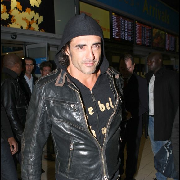 "Je vis un enfer", a-t-il avoué face caméra sur Instagram. 

Grégory Basso - Arrivées des personnalités de "La ferme célébrités" à l'aéroport de Roissy, le 9 avril 2010 ©Bordenave-Moreau/ Bestimage