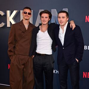 Brooklyn Beckham, Romeo Beckham et Cruz Beckham à l'avant-première du documentaire Beckham de Netflix, le 3 octobre 2023, au Cursor Mayfair de Londres. AGENCE / BESTIMAGE